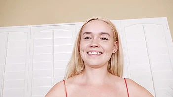 Couple baise le cul serré de Khloe dans toutes les positions hardcore