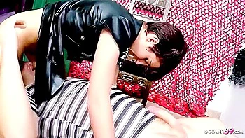 Esclava latina pelirroja exótica sometida por femdom