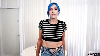 Tgirl Bunny se masturba en lencería y medias de red