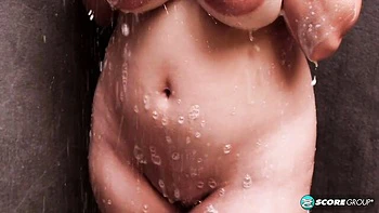 Kim Velez tirando a roupa mostrando o rabo latino