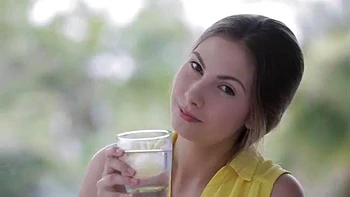 Peitos grandes chupando e fodendo de quatro e montada