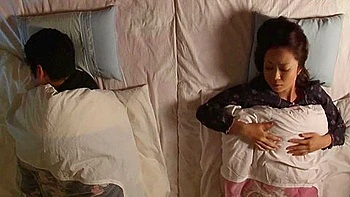 Японская милфа трахается с дилдо после мастурбации