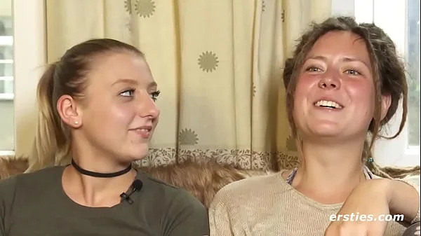 Ersties: Sofie macht erste Erfahrung mit einem Mädel und direkt vor Kamera