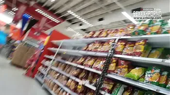 Loira gostosa sem calcinha no supermercado