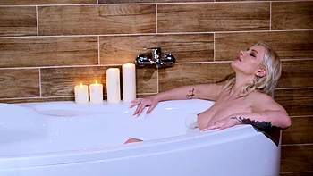 Blonde MILF Zazie Skymm Fucked Sensual Pussy