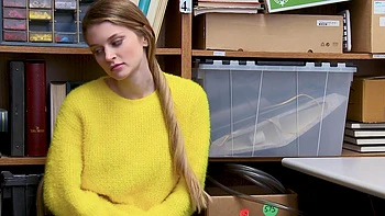 Blondie gets a blowbang with Chad and brunette in jeans