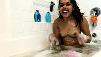 Leann Amateur Brunette Masturbates Big Boobs