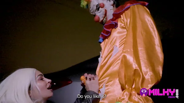 Latina de enorme culo es follada por un payasso cachero