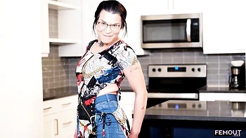 Lustful Lady Luna - small tits clip - Femout