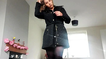 Close up MILF masturbation